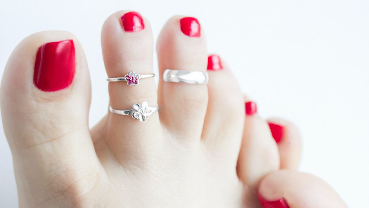 how to style toe rings
