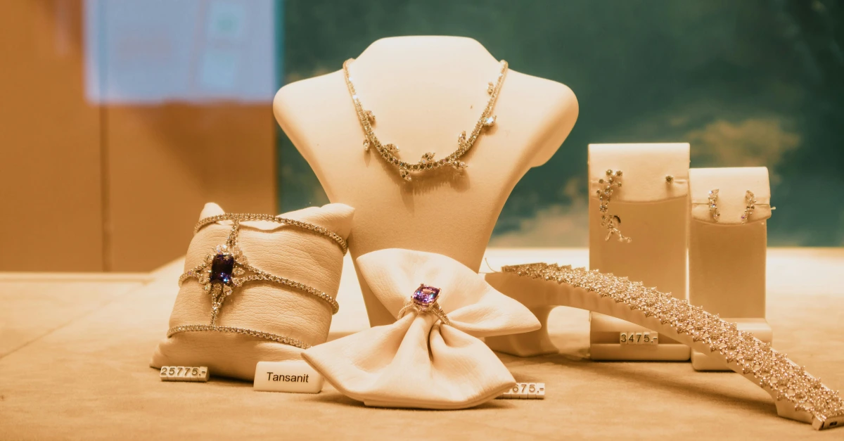 Luxury diamond jewelry display set